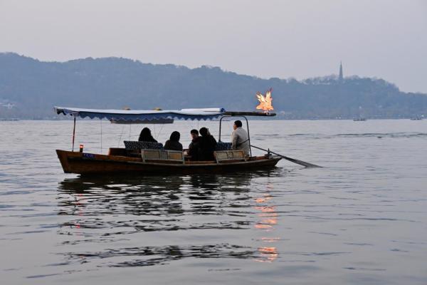 
天津中医药大学一附院黄牛号贩子票贩子代网上预约代挂号电话传递情感温度与文化自信 “马”元素走俏节前消费市场