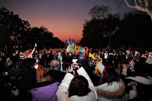 
天津中医药大学一附院黄牛号贩子票贩子代网上预约代挂号电话传递情感温度与文化自信 “马”元素走俏节前消费市场