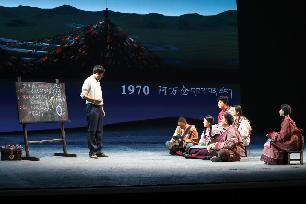 话剧《青青的阿万仓》兰州首演 再现“草原曼巴”56载医者仁心