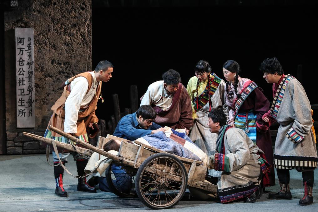 话剧《青青的阿万仓》兰州首演 再现“草原曼巴”56载医者仁心