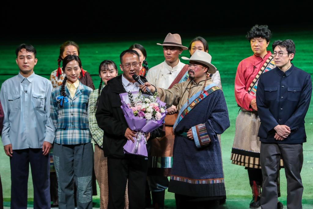 话剧《青青的阿万仓》兰州首演 再现“草原曼巴”56载医者仁心