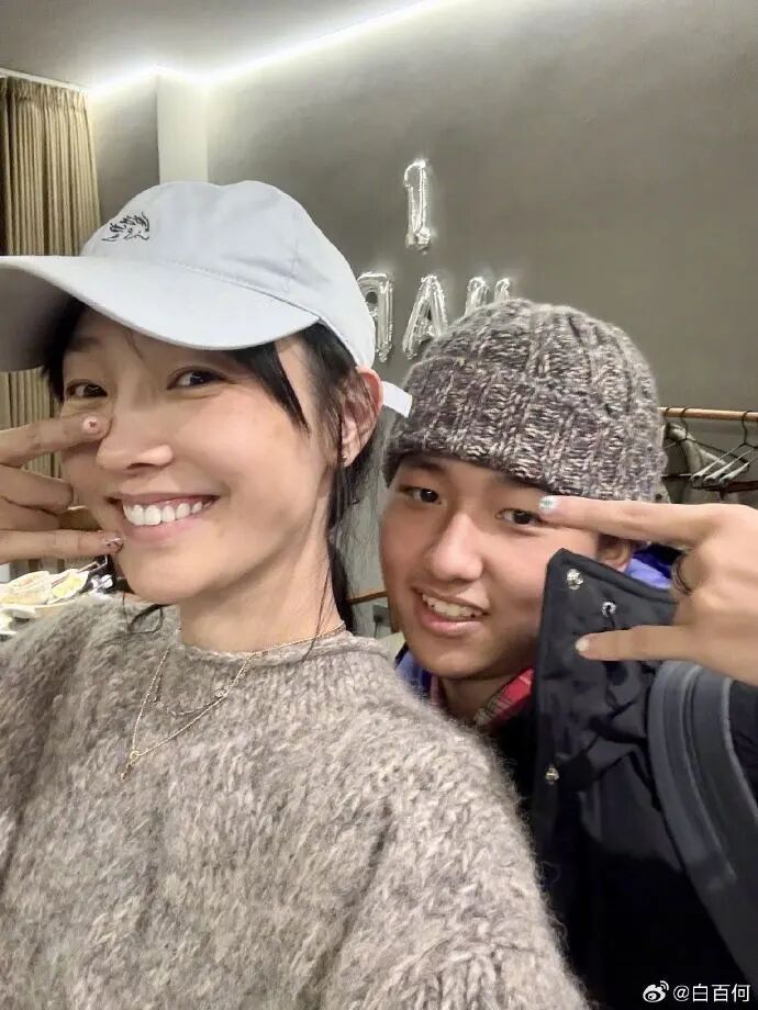 41岁白百何晒与大儿子合影 元宝正脸照曝光