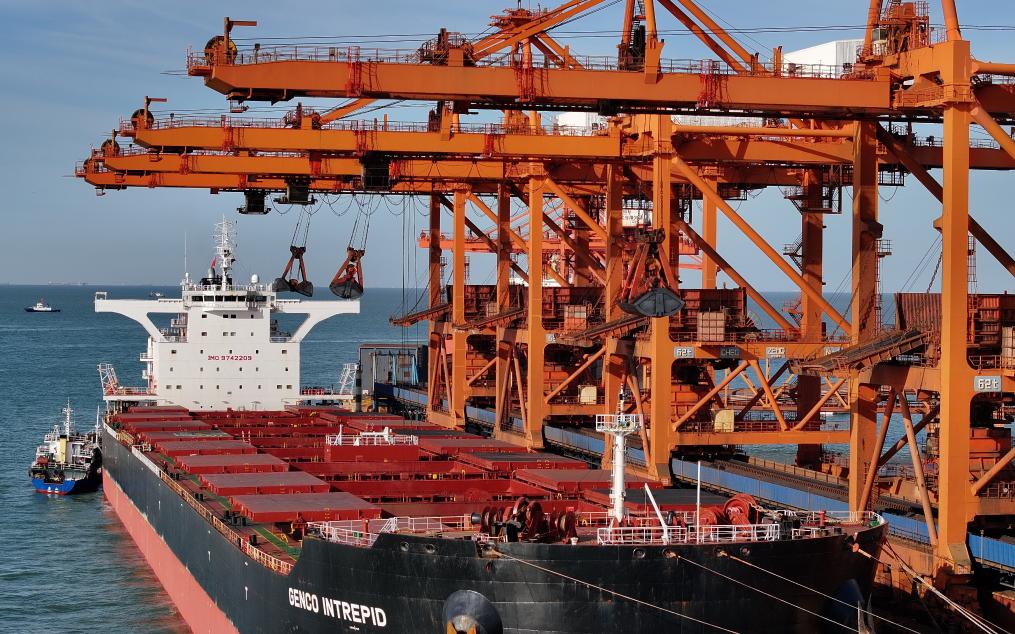 1月13日，靠泊在唐山港曹妃甸港区矿石码头的一艘轮船在卸载(无人机照片)。新华社记者杨世尧摄 