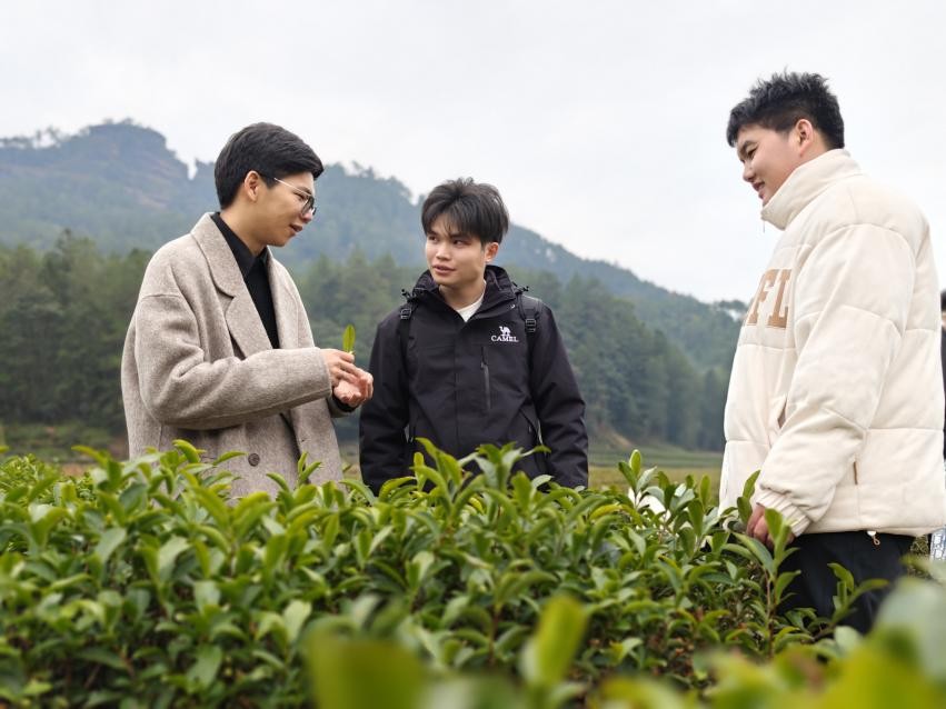 “90后”科技特派员拜师学艺接过接力棒，以科技助农赋能乡村振兴