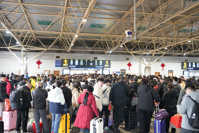 福州火车站迎来旅客出行潮 拍摄：江曲