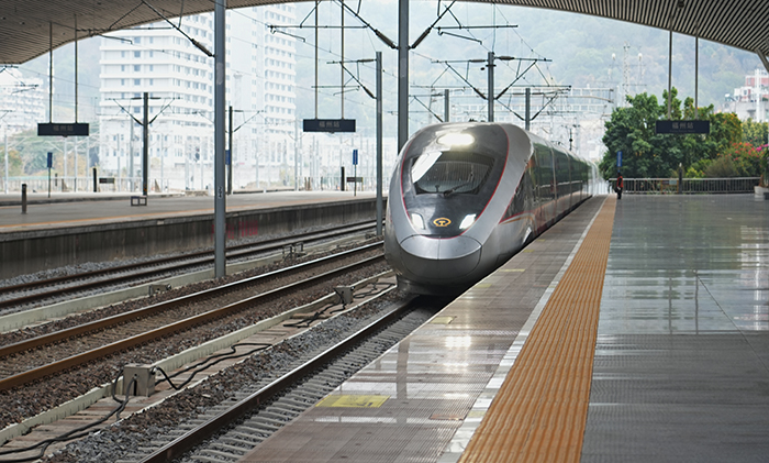 一趟高铁动车正在驶入福州站 拍摄：韩毅
