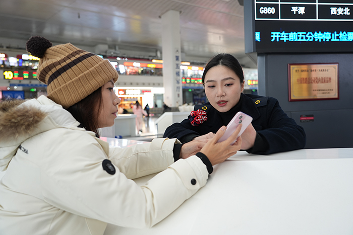 福州火车站服务台工作人员回复旅客问询。拍摄：韩毅