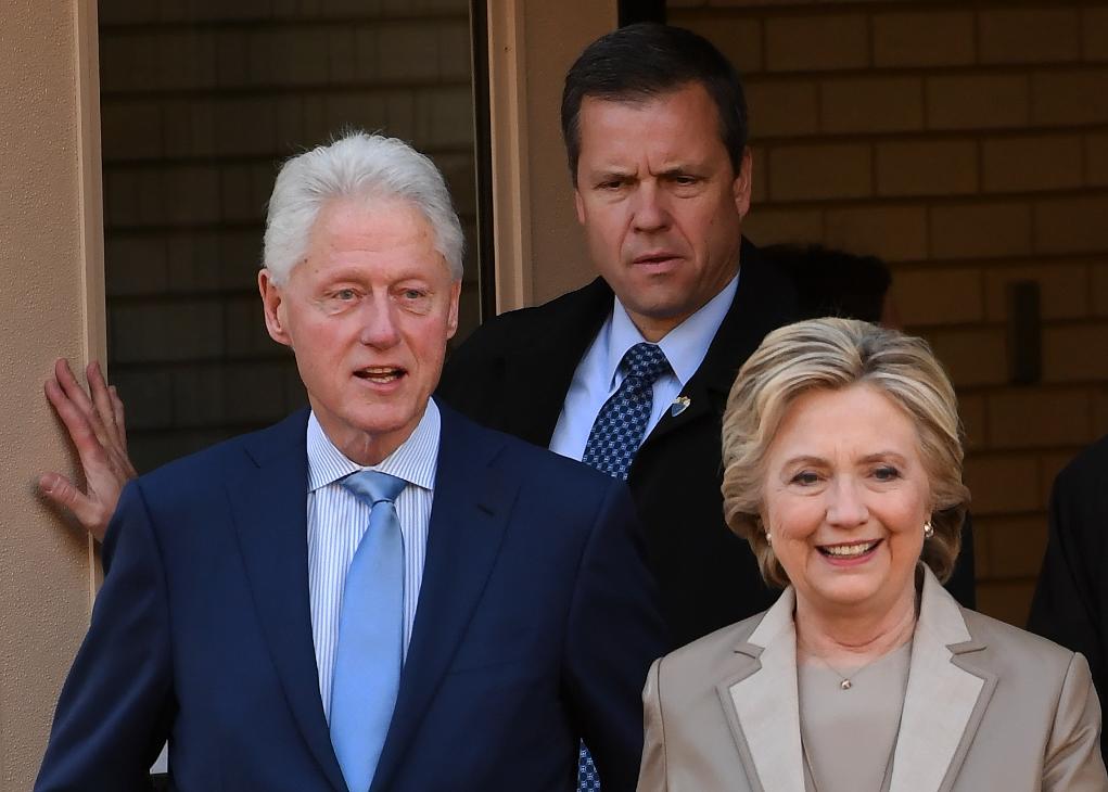 克林顿夫妇“举起白旗” 将就爱泼斯坦案赴国会作证