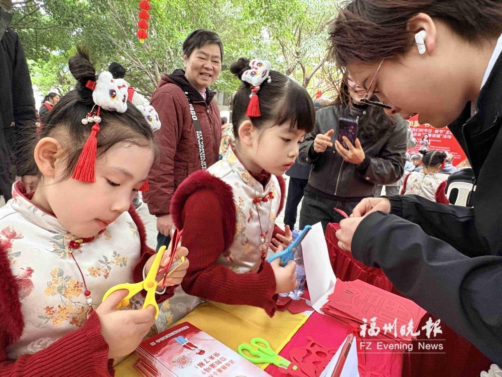 鼓楼：笔墨送福年味足 慈善捐赠添暖意