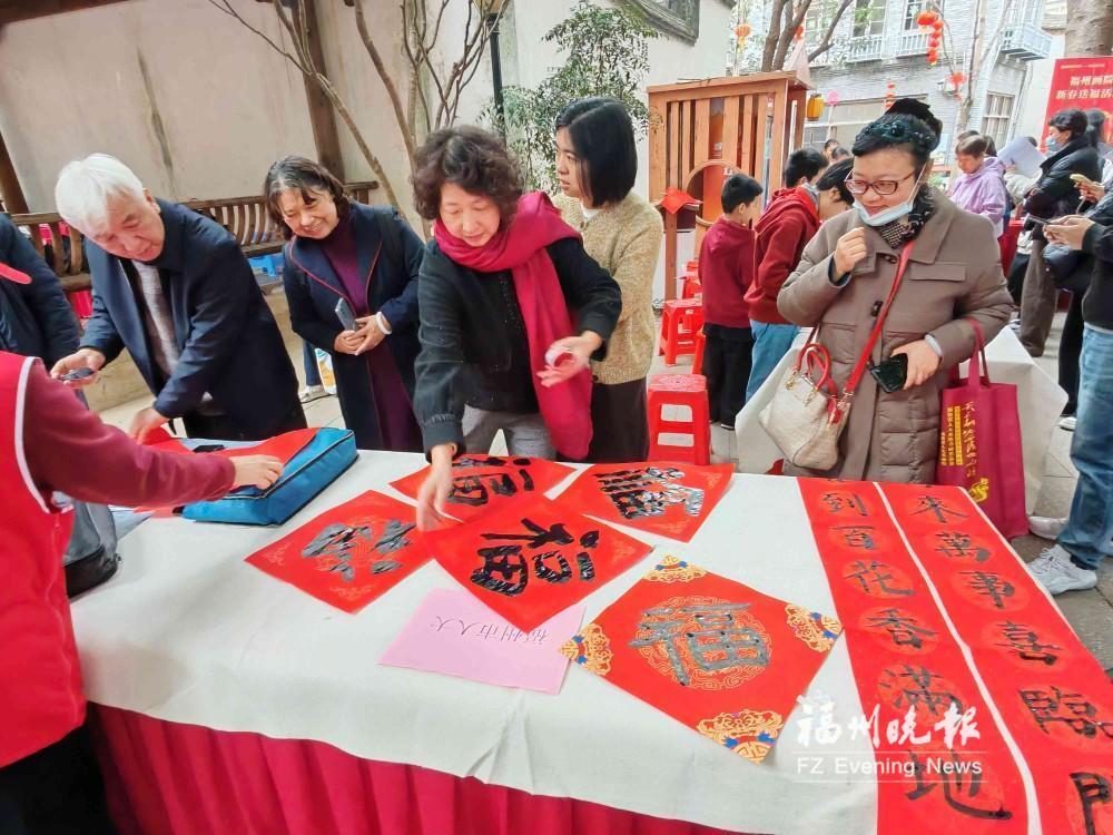鼓楼：笔墨送福年味足 慈善捐赠添暖意