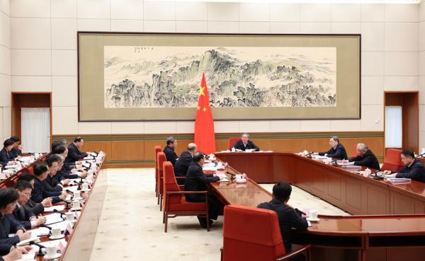 2月6日，国务院总理李强在北京主持召开国务院第十次全体会议，讨论拟提请十四届全国人大四次会议审议的政府工作报告稿和“十五五”规划纲要草案稿。新华社记者 黄敬文 摄 