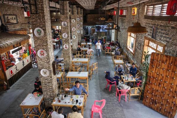 1月27日，顾客在海南定安县定城镇的粮仓咖啡店里聊天。新华社记者 张丽芸 摄 