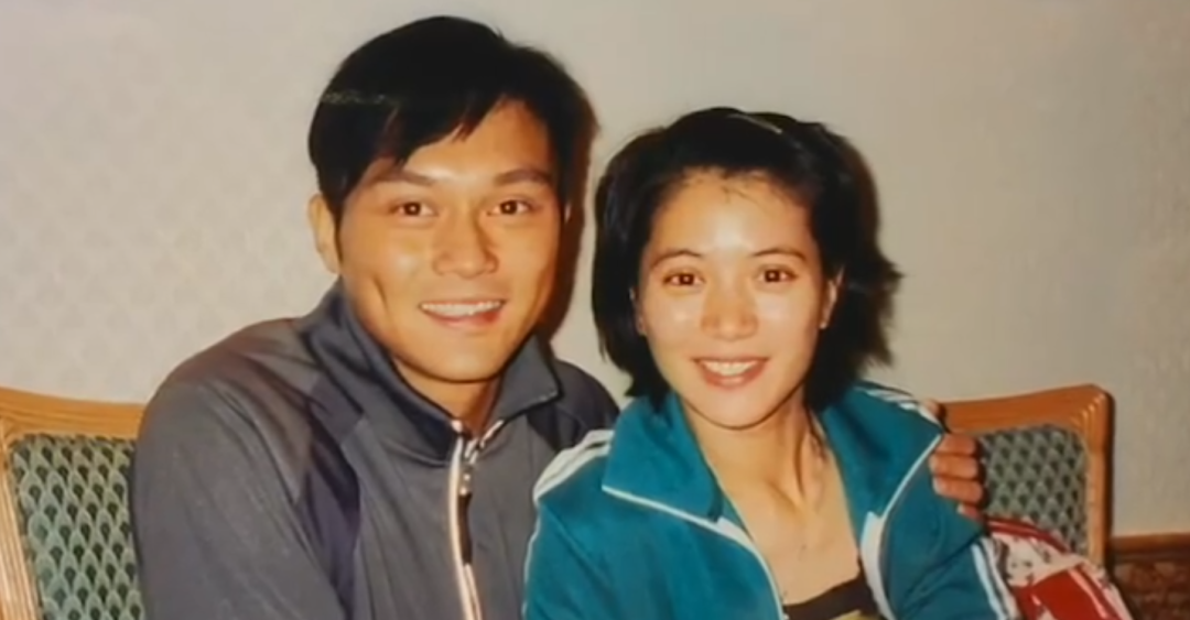 袁咏仪庆祝和张智霖银婚：25年，正是青春的模样