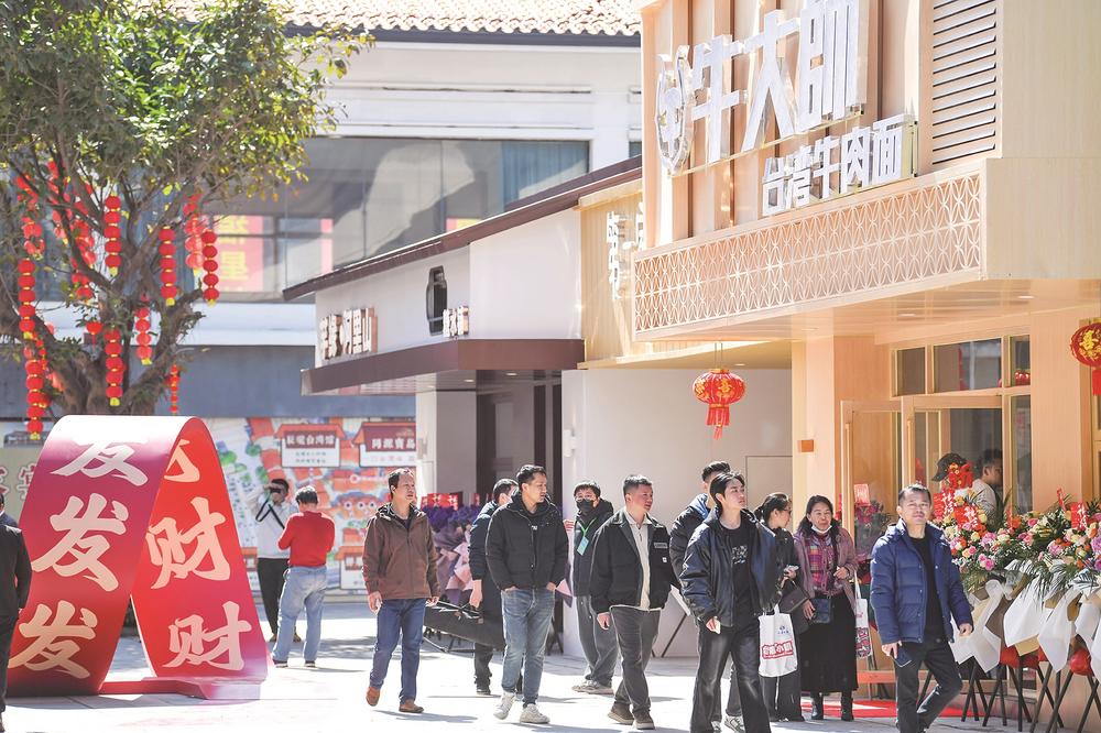 平潭台湾小镇内游人如织。 本报通讯员 江信恒 摄