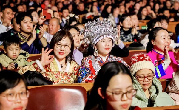 
南京脑科医院何晓燕王小珊顾苏皖黄牛挂号电话小年夜大会堂喜庆唱响民歌，蒋大为、关牧村、孙楚泊齐聚第22届北京新春音乐会