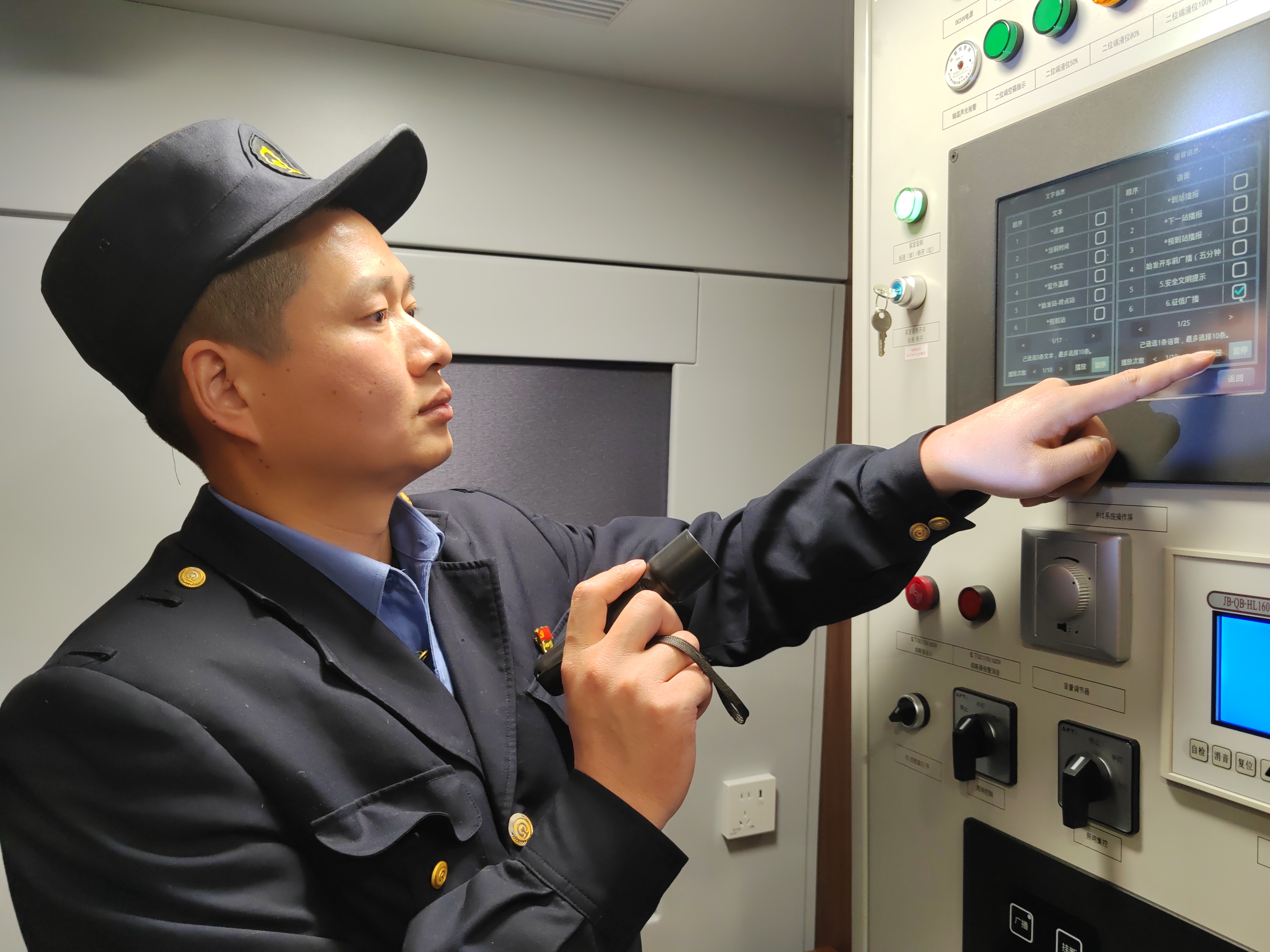 5 刘伟在检查PIS系统操作屏内数据库