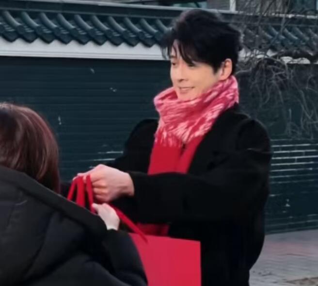 49岁男星郭品超回山东老家过年 被网友花式催婚