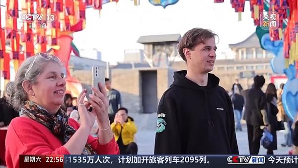 
南京医院黄牛号贩子票贩子代网上预约代挂号电话到中国过年！外国游客晒出春节新体验