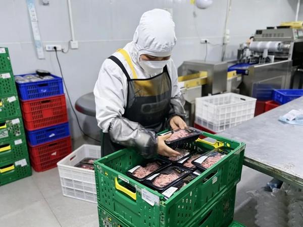 
四川成都华西医院黄牛挂号电话恒丰银行为新春“肉篮子”添“金”