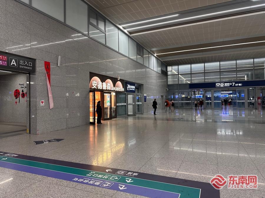 新春走基层｜记者在福州火车南站当“义警”：指路指到“嘴皮发烫”