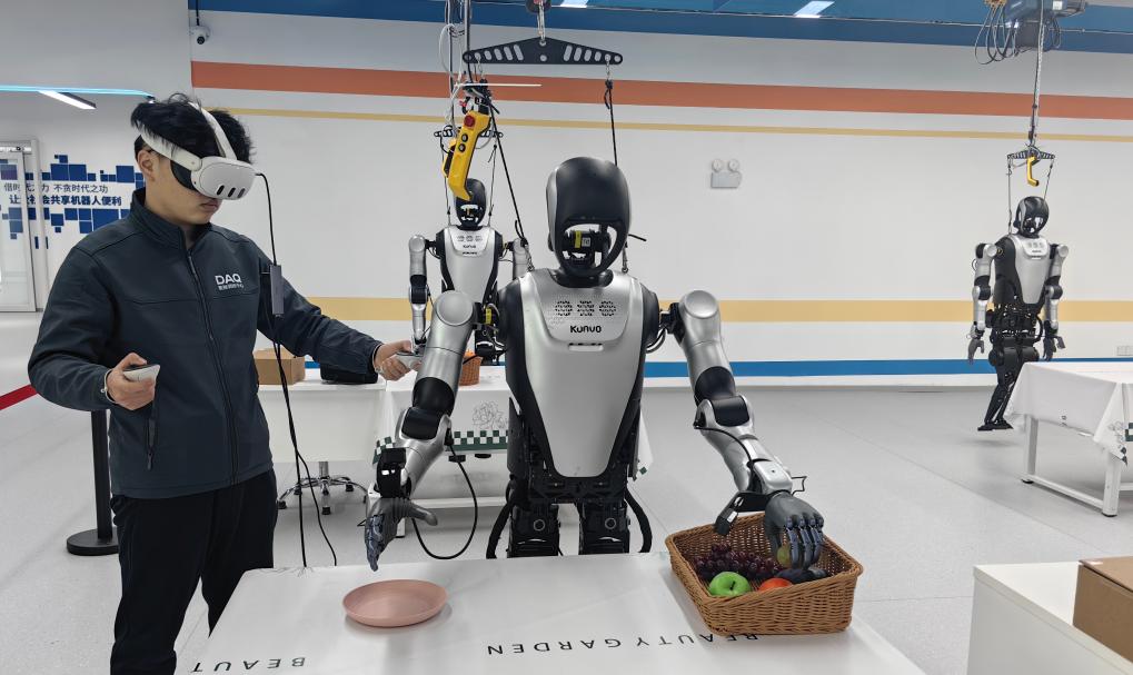 2026年1月22日,在山东省济南市平阴县智创空间孵化园里的人形机器人数据训练中心,工作人员正在训练机器人。新华社记者 邵琨 摄