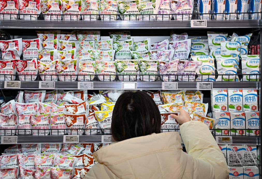 2月6日,顾客在天津一家超市选购海河牛奶。新华社记者 赵子硕 摄