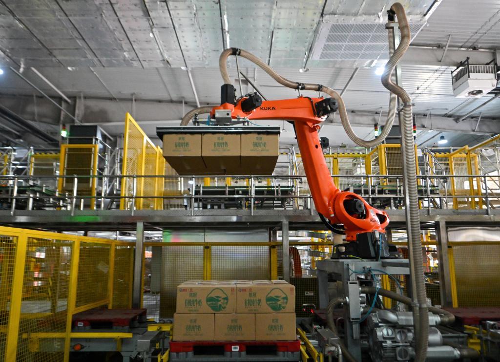 2月9日拍摄的天津海河乳品有限公司智能工厂内一景。新华社记者 赵子硕 摄