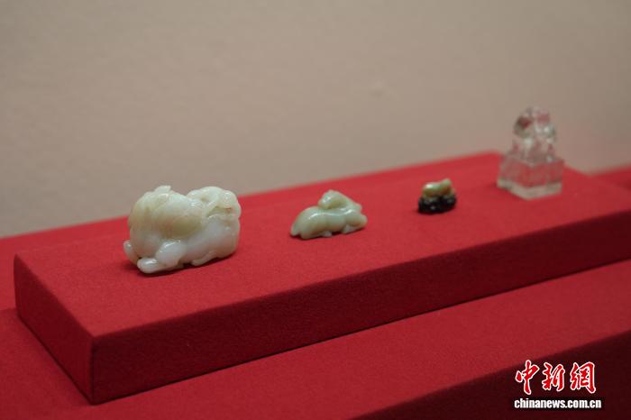 2月19日,安徽博物院展出的清代白玉马上封侯摆件(左一)。中新社记者 张俊 摄