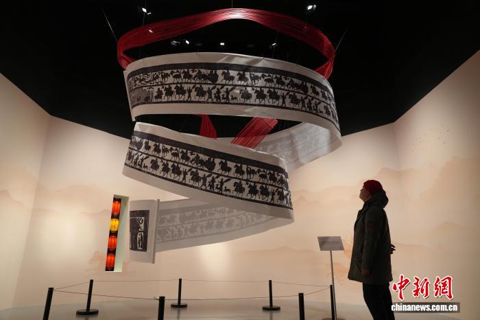 2月19日,安徽博物院展出的以汉代车马出行拓片图为核心创作的艺术装置。中新社记者 张俊 摄