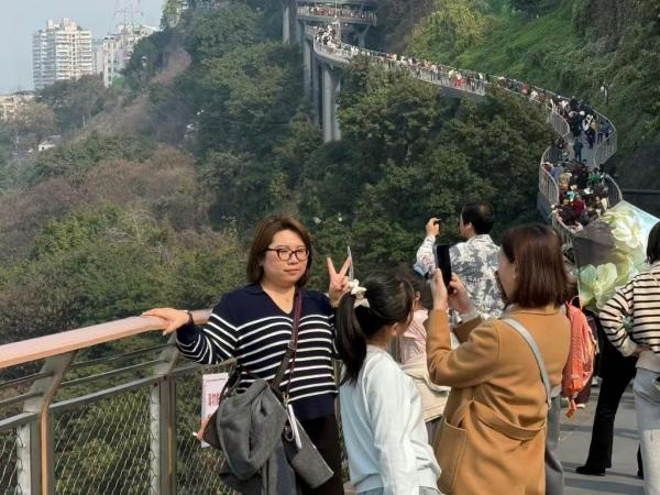 
天津医科大学总医院钟跃岳树源刘辉黄牛挂号电话新春走基层丨在“绿道经济”里，探寻“8D山城”的年味