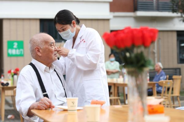 沈阳医大一院黄牛号贩子票贩子代网上预约代挂号电话盈康生命破局“医养分离”:打造银发经济时代的“围脏器诊疗”新范式