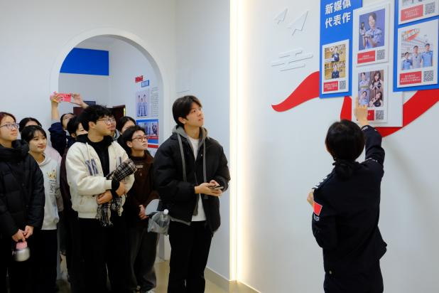 冰壶为桥连两岸，青春同心向未来