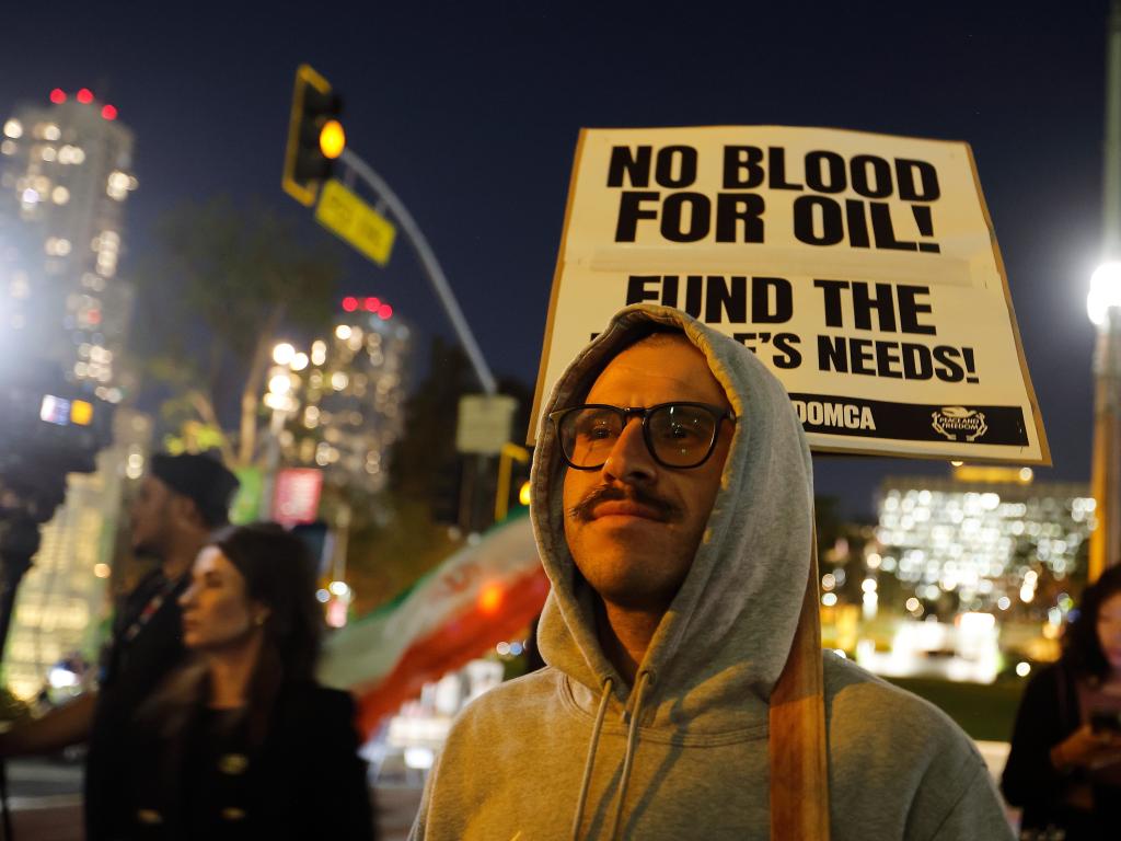 特朗普“军舰为油轮护航”言论引发质疑