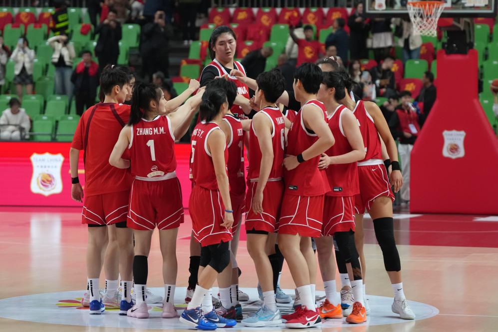 中国女篮热身赛战胜巴西队
