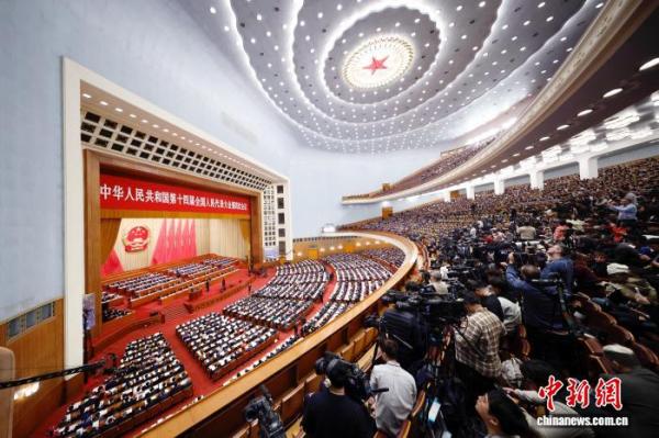 3月5日，十四届全国人大四次会议开幕会在北京人民大会堂举行。　中新社记者 韩海丹 摄 