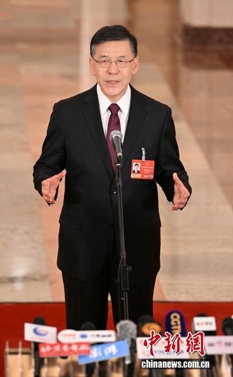 3月5日，十四届全国人大四次会议首场“部长通道”集中采访活动在北京人民大会堂举行。科学技术部部长阴和俊接受媒体采访。中新社记者 赵文宇 摄 