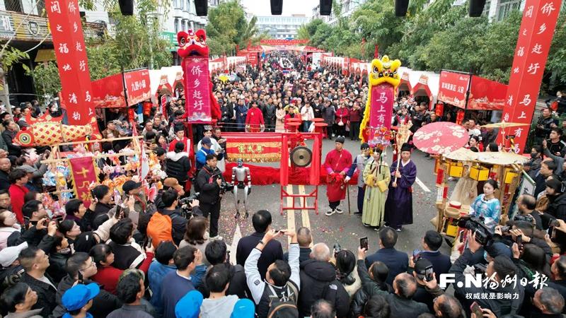 机器人敲响铜锣！百年圩市闽清&ldquo;十八坂&rdquo;焕新开市