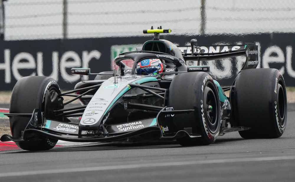 F1中国大奖赛：梅赛德斯包揽冠亚军 安东内利获正赛首冠