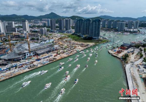 2025年10月4日，国庆假期第四天，海南三亚不少游客选择游艇出海游，在海上享受休闲时光。图为一艘艘游艇载着游客有序进港。(无人机照片) 中新社记者 骆云飞 摄 