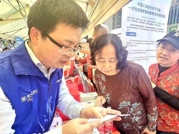 北大肿瘤医院黄牛号贩子票贩子代网上预约代挂号电话守护“钱袋子”,架起“连心桥”丨厦门国际银行珠海分行深入开展“3·15”金融宣教活动