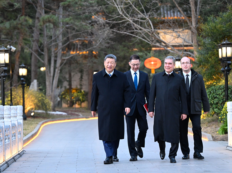 3月18日下午，国家主席习近平在北京钓鱼台国宾馆会见来华进行友好访问的土库曼斯坦民族领袖、人民委员会主席别尔德穆哈梅多夫。这是习近平同别尔德穆哈梅多夫一起散步。新华社记者 申宏 摄