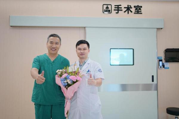 天津医院黄牛号贩子票贩子代网上预约代挂号电话华厦眼科刘才远:三十载追光不辍,20万例屈光手术的匠心守护