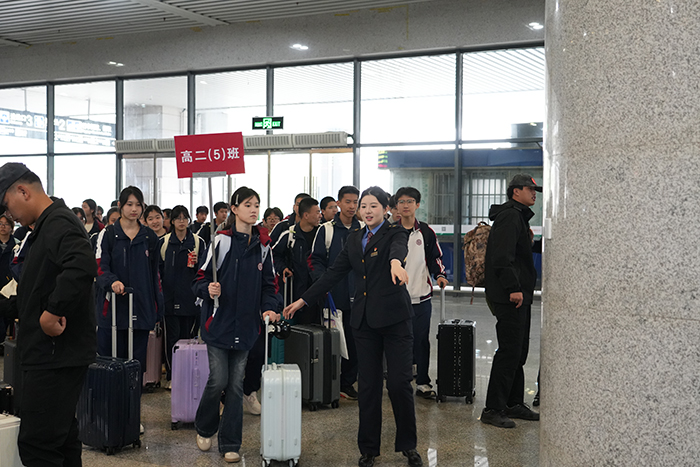 3、福州车站工作人员引导学生候车 拍摄：江曲