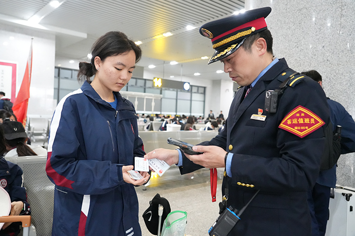 5、福州车站工作人员通过手持机提前为学生核验电子车票1 拍摄：江曲