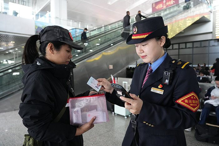 6、福州车站工作人员通过手持机提前为学生核验电子车票2 拍摄：江曲