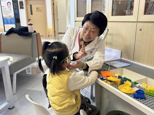 
江苏省人民医院黄牛号贩子票贩子代网上预约代挂号电话华厦眼科广西区域业务总院长吴西西：深耕眼科四十载，为万千孩子守住清晰“视”界