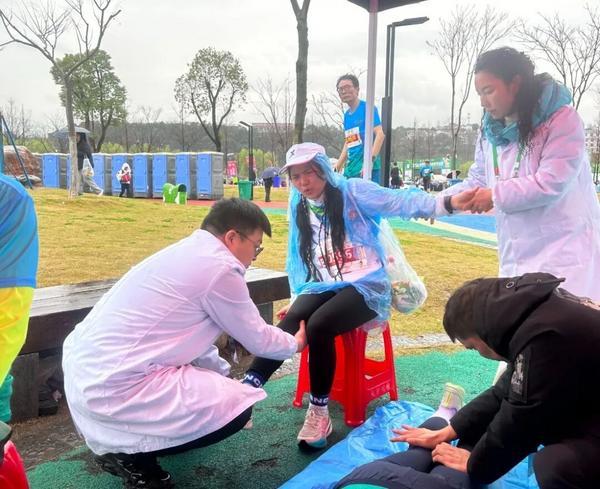 
中国中医科学院广安门医院花宝金关念波郭永红陈瑞雪杜炳奎杨宗艳张宗岐黄牛挂号电话仁心铸魂 惠民践道——北京同仁堂医养以义诊为桥 传岐黄智慧 筑健康根基