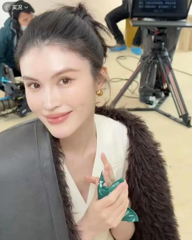 何穗邀网友一起打卡八段锦 称早睡身体健康皮肤好