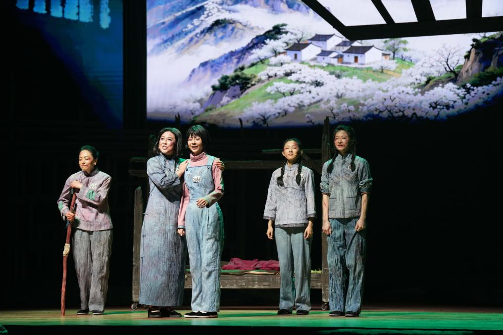 话剧《红岩》首进高校 红色经典“圈粉”三代人