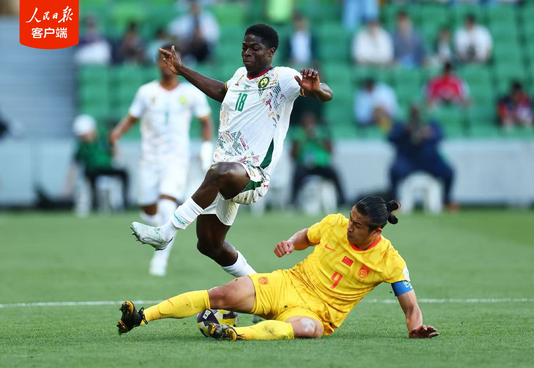 中国男足0:2不敌喀麦隆队